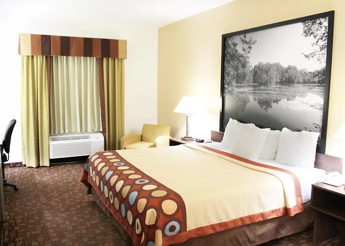 Super 8 By Wyndham Three Rivers