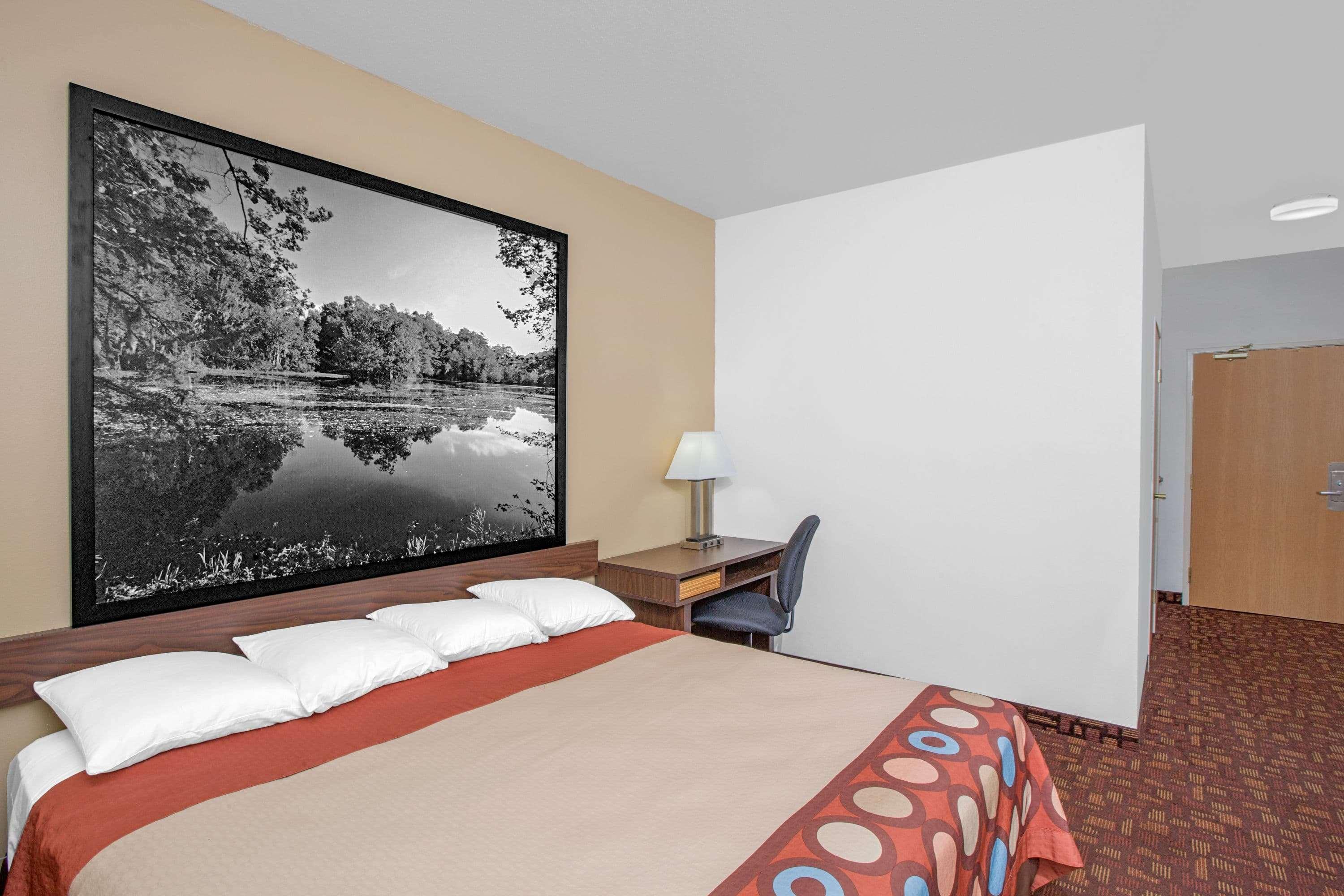 Super 8 By Wyndham Three Rivers
